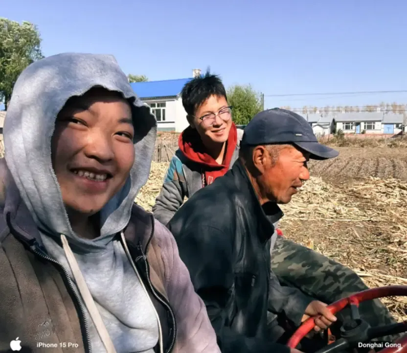 坐上拖拉机回家