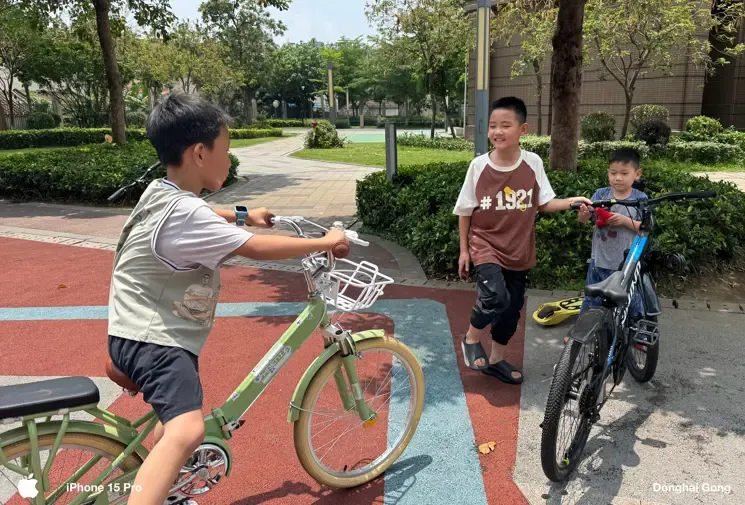 吃完饭后，和六一下楼随便走走